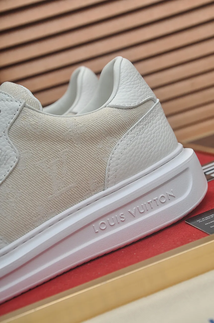 Men's men's shoes 💰640💶Original development, quality shipping, welcome to compare - LV sneaker series sports shoes introduce the loose silhouette of the ready-to-wear series into the spring and summer men's wear shows and make an eye-catching appearance. The cow leather upper is combined with rough fabric laces, and colorful beading highlights the brand's classic elements. LV letters mark the tongue and Monogram floral outsole. Mixed materials Made of top-grain cowhide, thick shoelace design, large Monogram print on the side, mesh lining and cotton feet, the comfort is as extreme as ever, premium heritage, quality first, worth owning! Size: Men’s 38-45 (45 is custom-made and cannot be returned or exchanged)